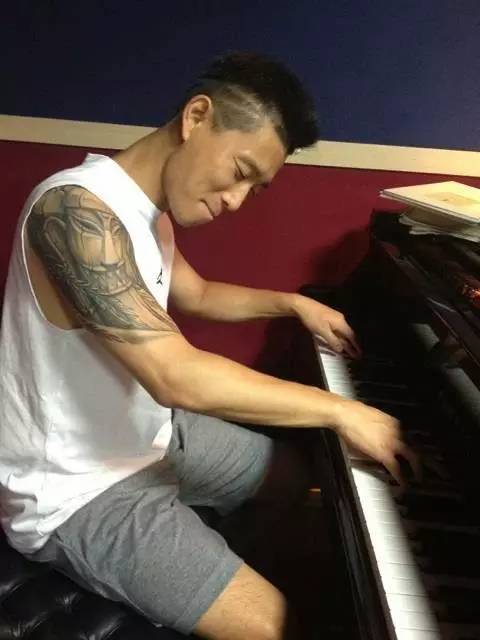 帅气体育生GARY网站小蓝下载帅气体育生GARY的魅力与小蓝下载的便捷-第1张图片