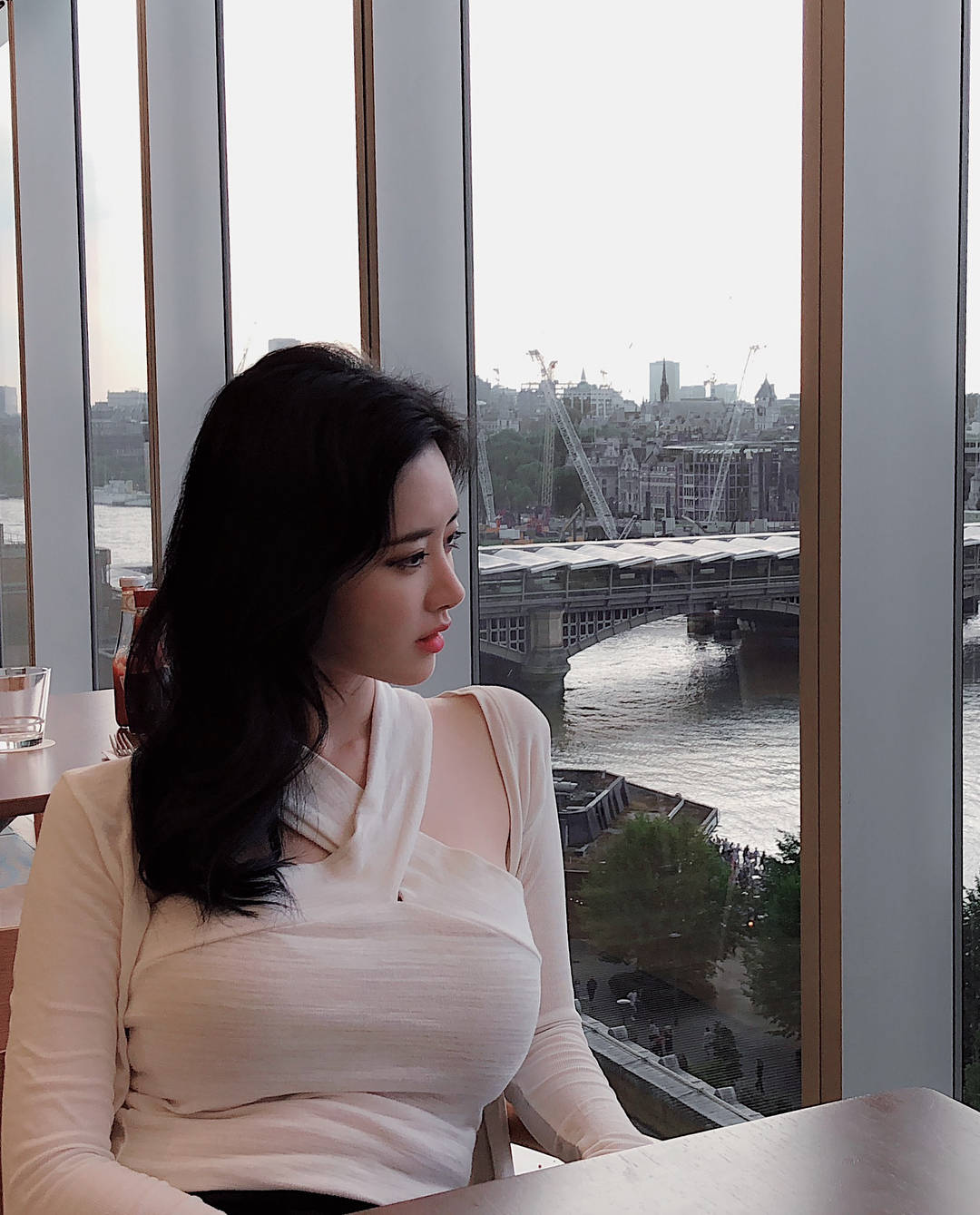 大胆艺术照，美女叉腿掰阴的独特魅力-第2张图片