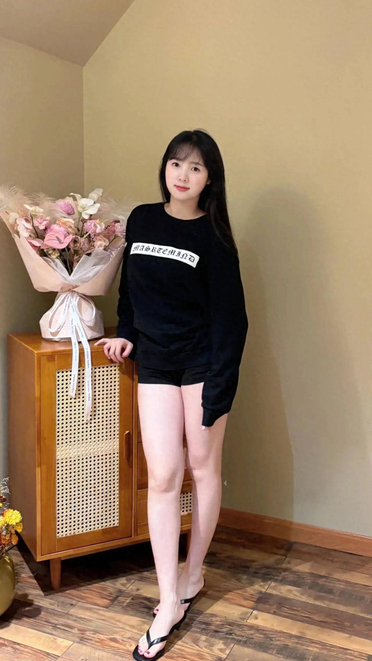 大胆艺术照，美女叉腿掰阴的独特魅力-第3张图片