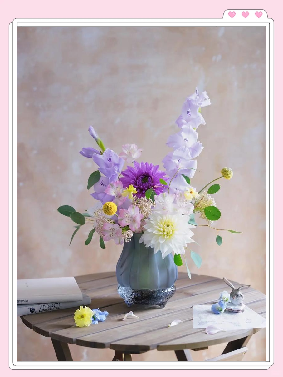 往下面插花花瓣不能掉出来下面插花 滑板不能掉插花艺术，花瓣的巧妙安置与美丽呈现-第2张图片