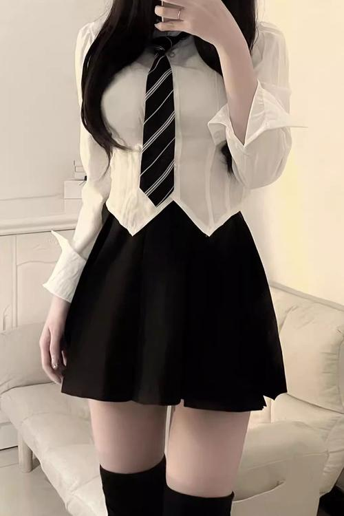 JK制服与黑色丝袜下的美腿教师之谜-第1张图片