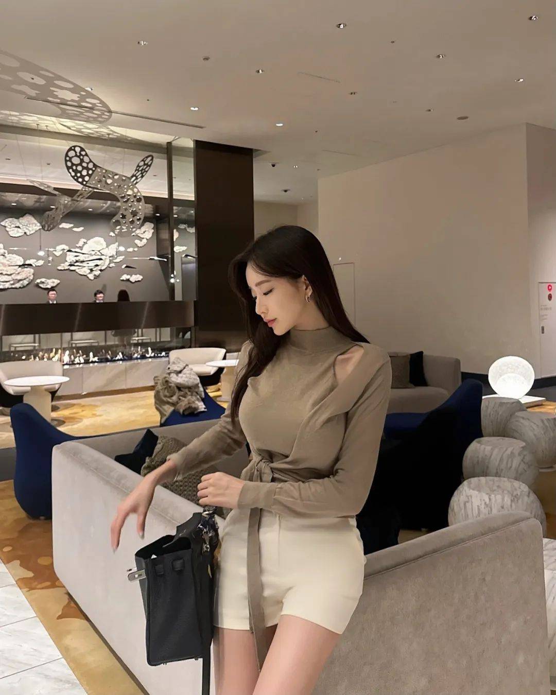 性少妇的成熟魅力——JEALOUSVUE下的深度探索-第1张图片